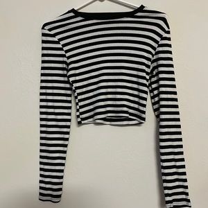 Long-sleeved black and white striped crop top